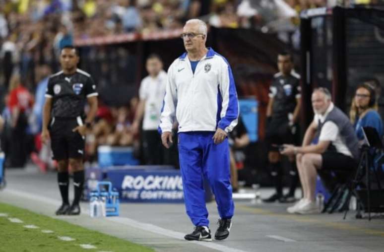 Momento em que Dorival Júnior fica fora da roda dos jogadores repercute mundialmente –