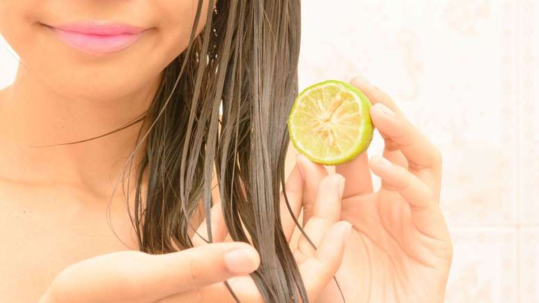 Aplicar limão no cabelo pode ressecar os fios e provocar queimaduras na pele