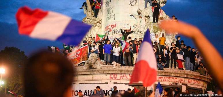 Eleitores da aliança de esquerda NFP celebraram a vitória na Place de la République, em Paris