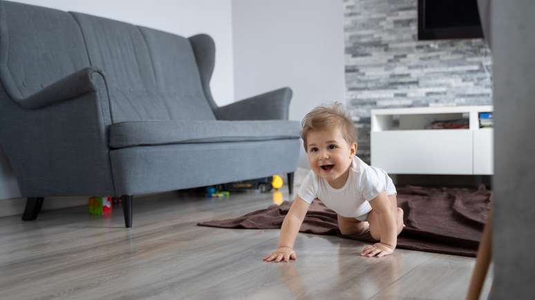 Jogos em família e danças são excelentes opções para gastar energia dentro de casa e estreitar laços familiares