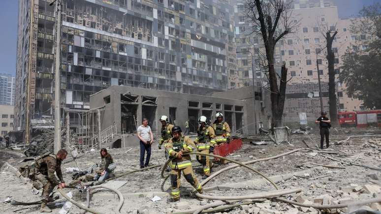 Este edifício em Kiev foi um dos atingidos durante o bombardeio diurno