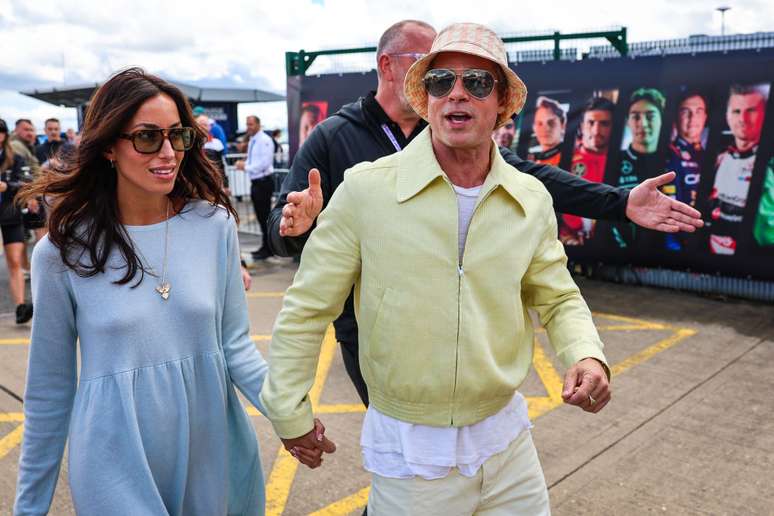 Brad Pitt chega ao paddock com a namorada, Ines de Ramon, durante o Grande Prêmio de F1 da Grã-Bretanha no Circuito de Silverstone.