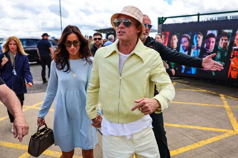 NORTHAMPTON, INGLATERRA - 7 DE JULHO: Brad Pitt, estrela do próximo filme 'F1', chega ao paddock com a namorada Ines de Ramon durante o Grande Prêmio de F1 da Grã-Bretanha no Circuito de Silverstone em 7 de julho de 2024 em Northampton, Reino Unido.