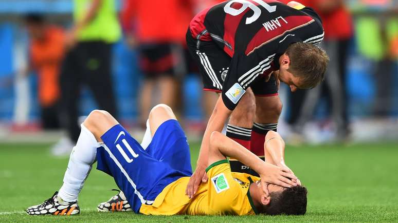 Jogadores da Alemanha consolam brasileiros após o 7 a 1 no Mineirão