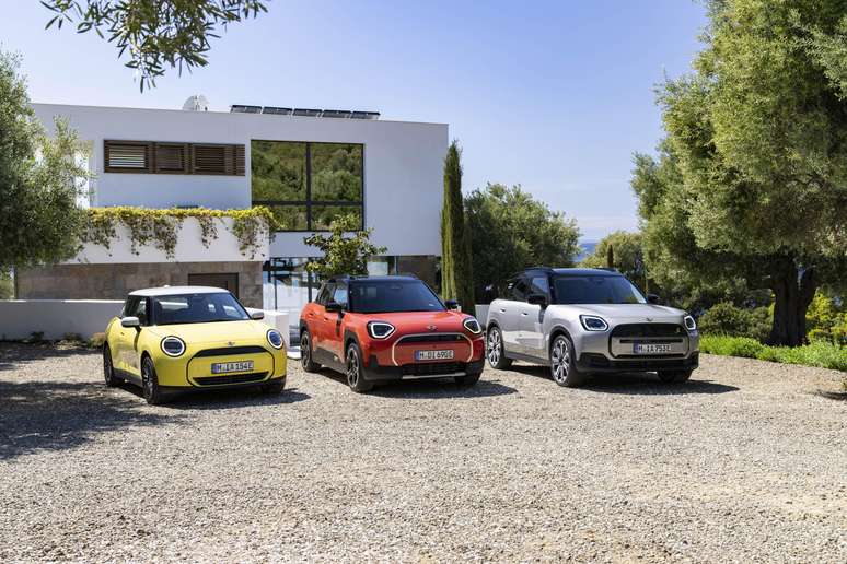 Novo Mini Aceman é posicionado entre o novo Cooper SE (esquerda) e Countryman (direita)