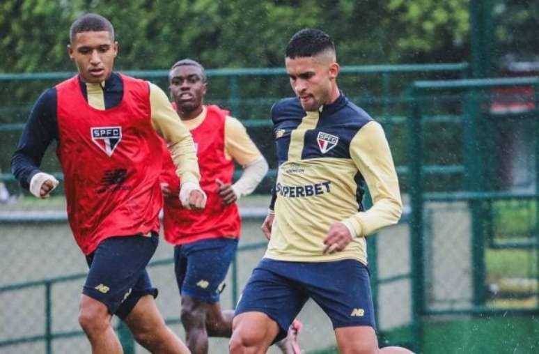 Técnico Zubeldía e o goleiro Rafael conversam durante treino do São Paulo –