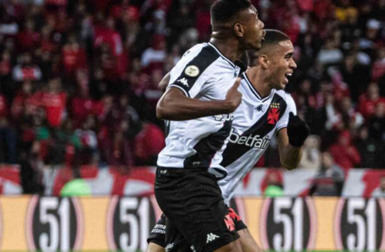 É a #BaseForte! Lyncon (esq.) comemora gol pelo Vasco com Erick Marcus –