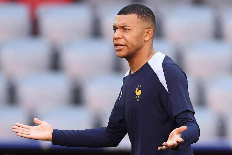 Mbappé durante treino da França na Eurocopa  / ALTERNATIVE CROP