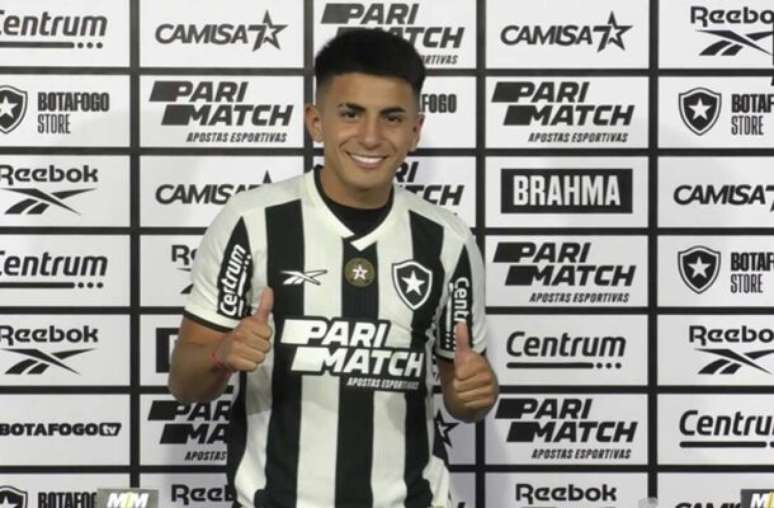 Almada posa com a camisa do Botafogo. Ele terá, às costas, o número 23 –