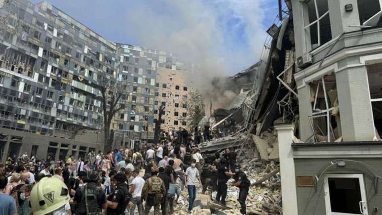 Hospital infantil em Kiev, capital da Ucrânia, ficou destruído depois de ser atingido por mísseis