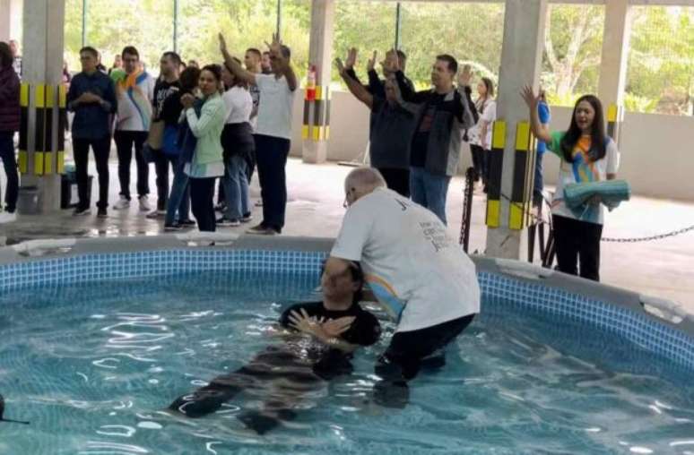 Filho de Ronaldo Fenômeno se batiza em igreja evangélica aos 19 anos –