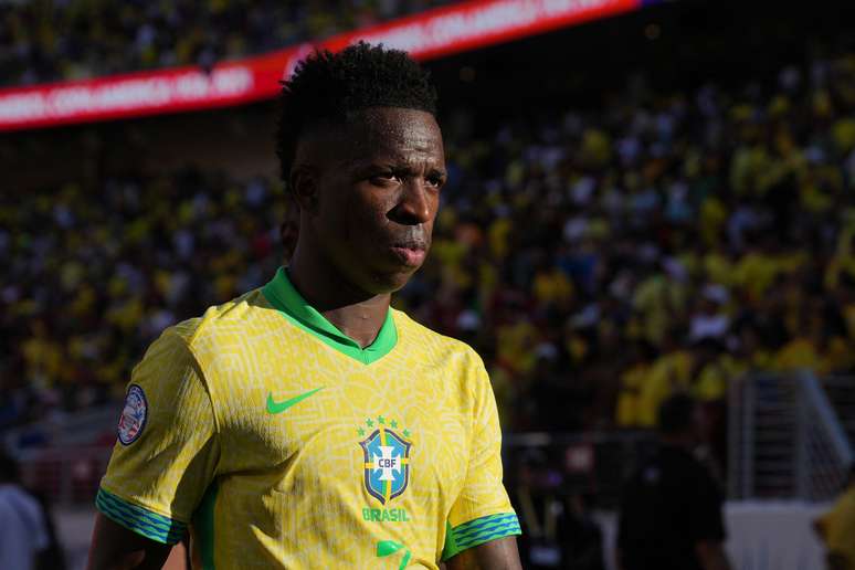 O atacante brasileiro Vinicius Junior (7) sai de campo durante o intervalo contra a Colômbia, no Levi's Stadium