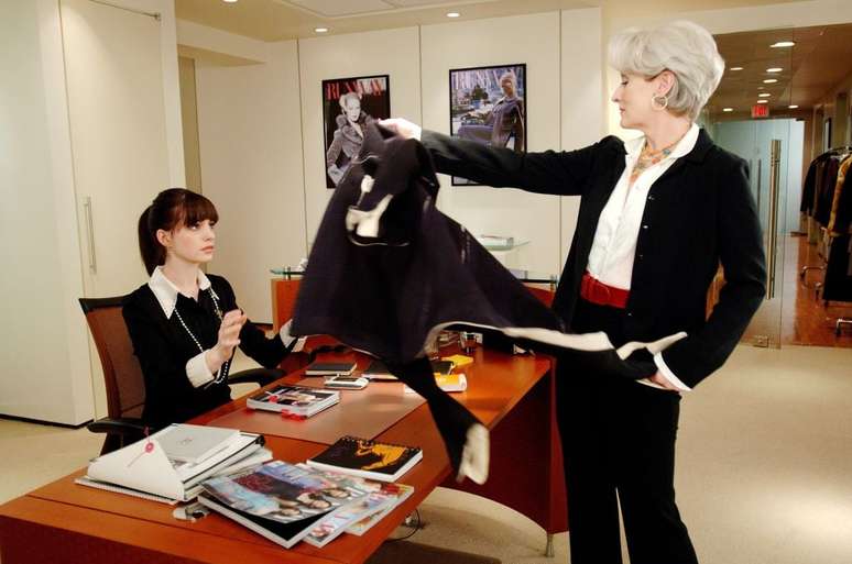 Andy Sachs (Anne Hathaway) e Miranda Priestly (Meryl Streep) em O Diabo Veste Prada (Imagem: Divulgação/Twentieth Century Fox)