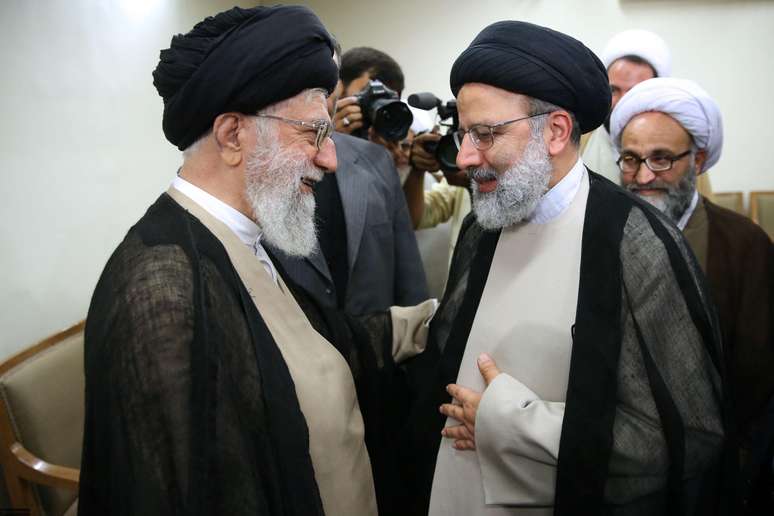 O Líder Supremo do Irã, Aiatolá Ali Khamenei (à esquerda), disse certa vez que “apoiou todos os governos dos últimos trinta anos”, mas quer que o governo de Raisi seja “elogiado”