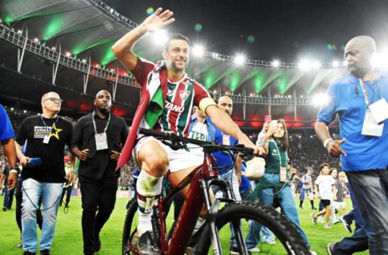 Fred passeia de bicicleta no campo do Maracanã em sua despedida pelo Fluminense –