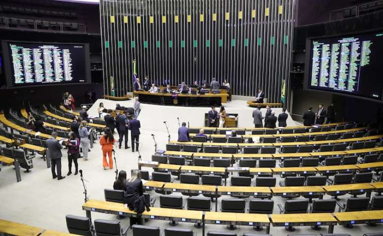 Deputados aprovaram nesta terça-feira um requerimento de urgência para que a proposta de regulamentação da reforma tributária pule a etapa das comissões e seja analisada diretamente no plenário nesta quarta