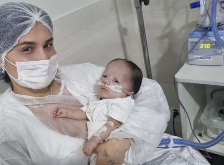 Mulher de Zé Vaqueiro mostra filho hospitalizado e desabafa nas redes sociais