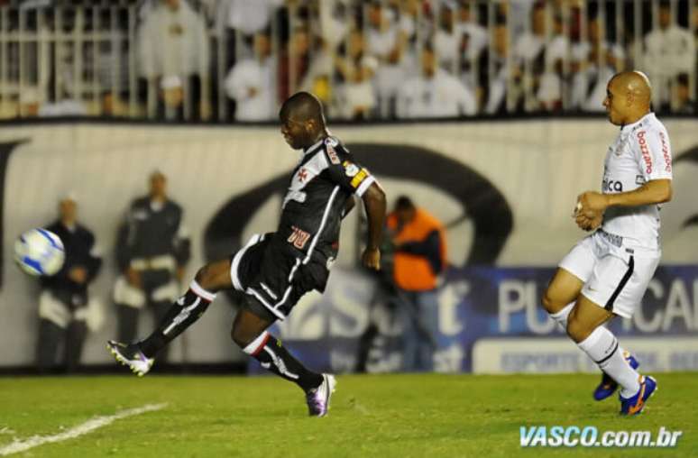 Zé Roberto marca pelo Vasco contra o Corinthians, com Roberto Carlos observando –