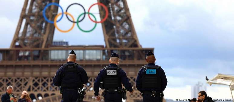 Policiais patrulham entorno da Torre Eiffel, em Paris, na reta final para os Jogos Olímpicos