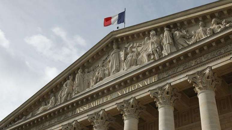 A França vive um impasse político após esquerda vencer eleição legislativa, mas nenhum partido conseguir maioria absoluta no Parlamento