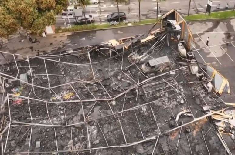 Chamas destruíram toda a estrutura da Casa Warner