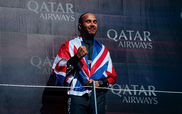 Lewis Hamilton comemorando sua vitória em Silverstone