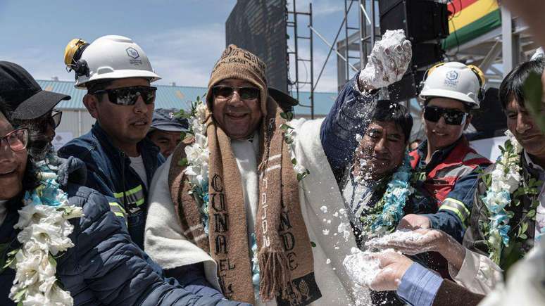 O presidente boliviano, Luis Arce, disse em sua campanha que a exploração do lítio tinha um potencial de gerar bilhões de dólares para o país