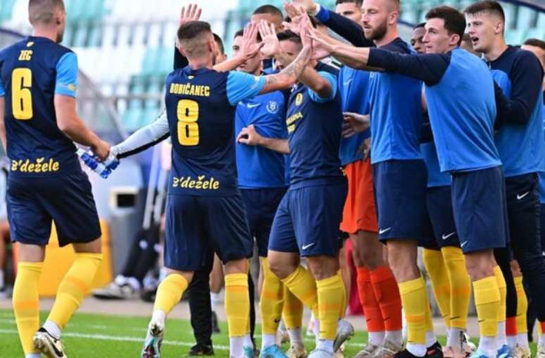 Bobicanec vai abraçar Matko, que celebra com o banco o primeiro gol do Celje sobre o Flora Tallinn