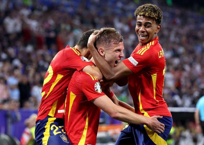 Yamal comemorando com Dani Olmo o segundo gol da Espanha contra a França