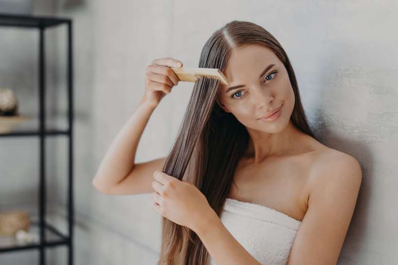 A queda de cabelo em mulheres pode ser causada por fatores diversos