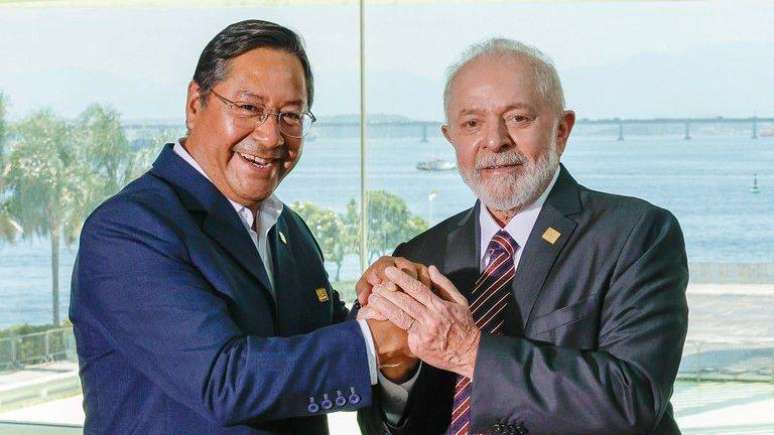 A Bolívia de Luis Arce (à esq.) produz a maioria do gás natural importado pelo Brasil