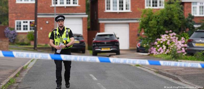Polícia isola local do crime em Bushey, Inglaterra