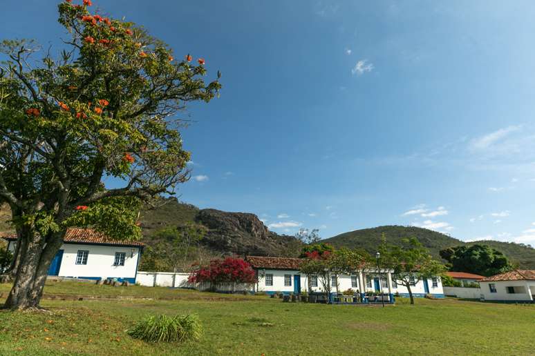 Casas brancas e azuis são a identidade da Vila do Biribiri