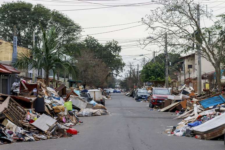 No final de junho, ruas em Canoas (RS) continuavam com lixo acumulado