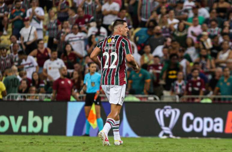 Gabriel Pires em ação pelo Fluminense. Cena rara, já que o jogador atuou apenas oito jogos –