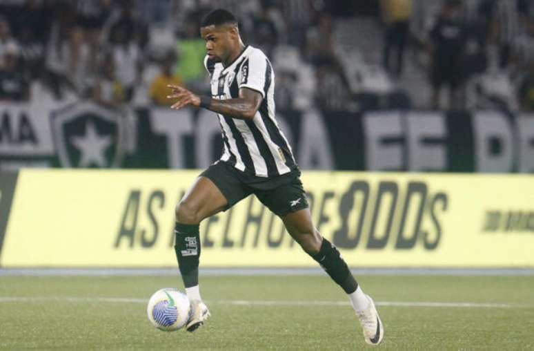 Júnior Santos é um tanque de guerra quando está com a pelota nos pés –