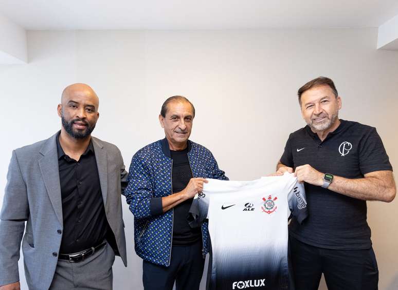 Corinthians anuncia Ramón Diaz como técnico; contrato vai até o fim de 2025. 