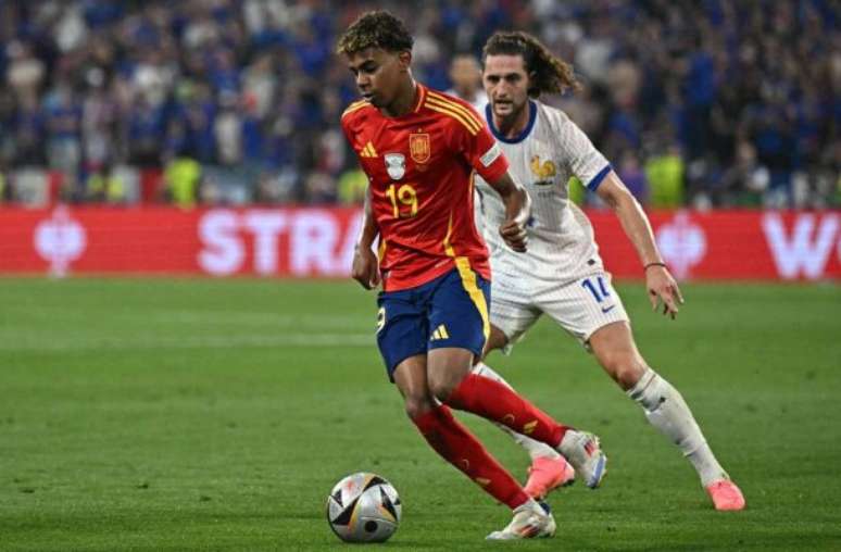 Jovem atacante da Espanha faz referência ao xadrez ao dar resposta para Rabiot –