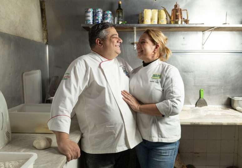 O casal Claudia Pinho e Fabio Donato dividem o preparo das pizzas da Castelões