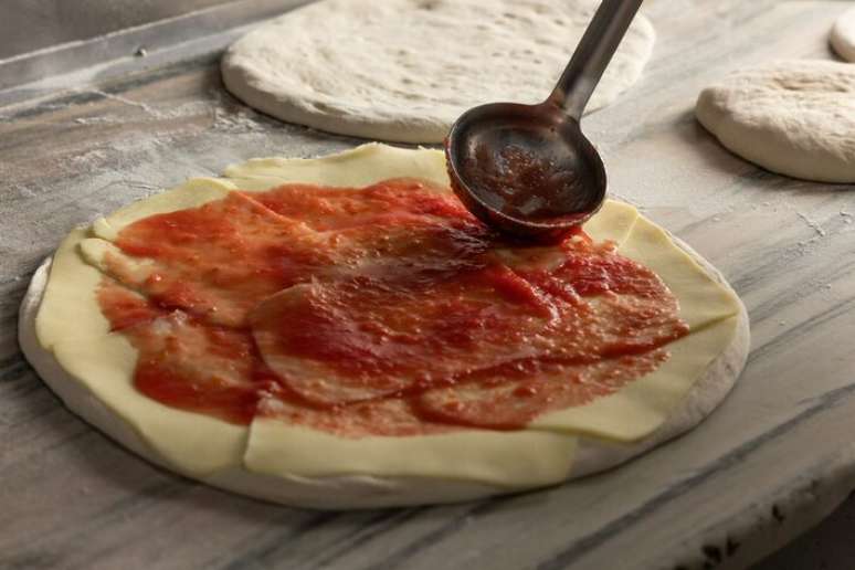 Na pizza que leva o nome da casa, a mussarela é coberta por molho de tomate