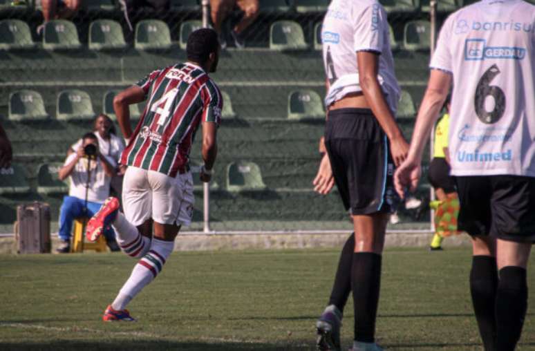 Kayke Almeida corre para celebrar seu gol, o primeiro do Fluminense –