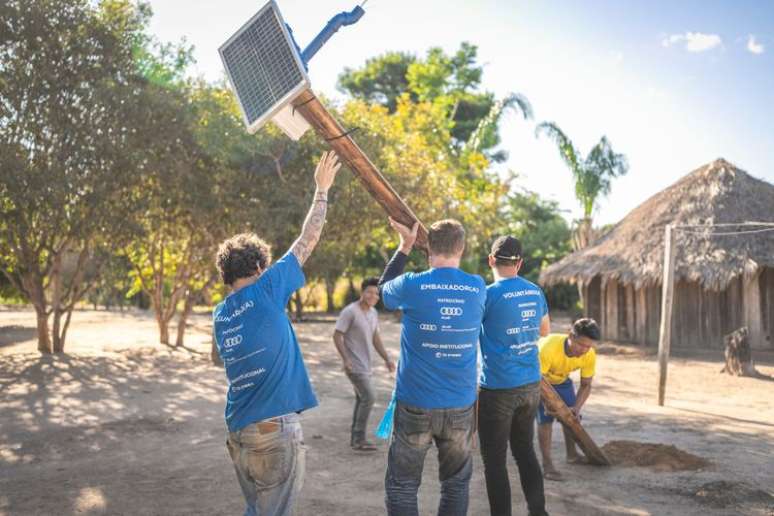 Audi e Litro de Luz instalaram postes portáteis de eletricidade em mais de 20 comunidades indígenas no Mato Grosso