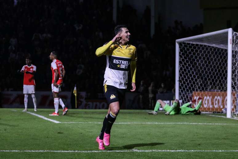 Claudinho (Criciúma) comemorando seu gol contra o Internacional, no dia 30.06.2024 