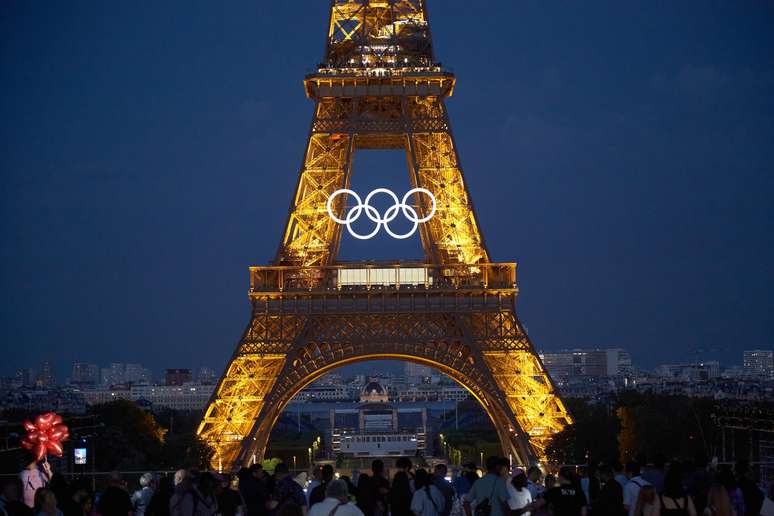 Torre Eiffel iluminada com as argolas das Olimpíadas