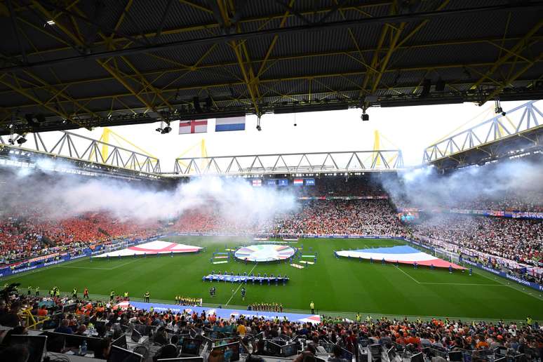 Torcedores no estádio em partida da Inglaterra