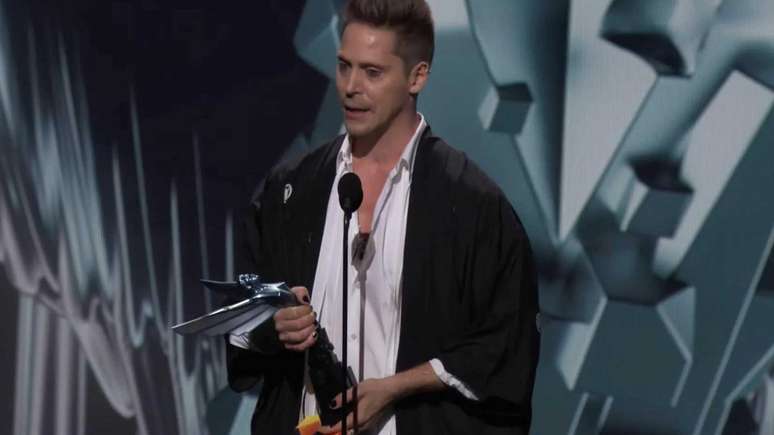 Neil Newbon recebendo o prêmio de melhor performance no The Game Awards 2023