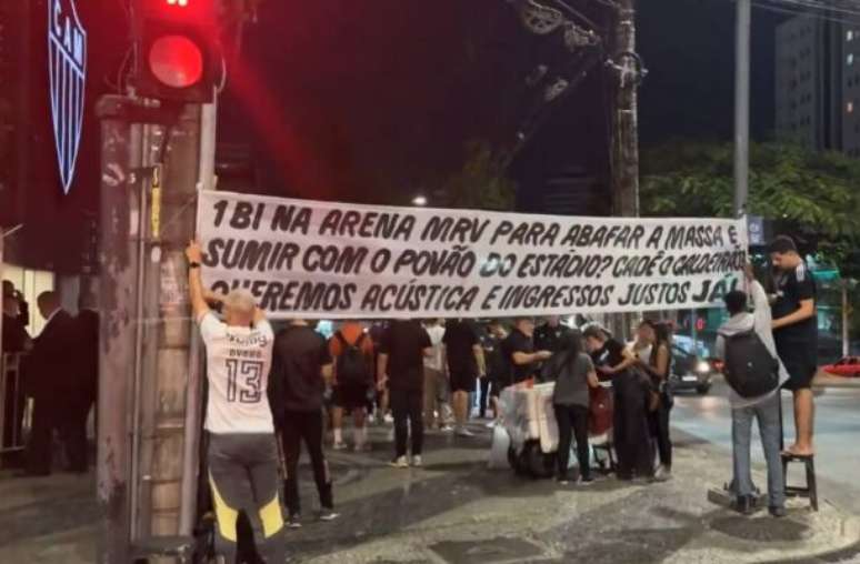 Torcedores protestaram na sede do Atlético –