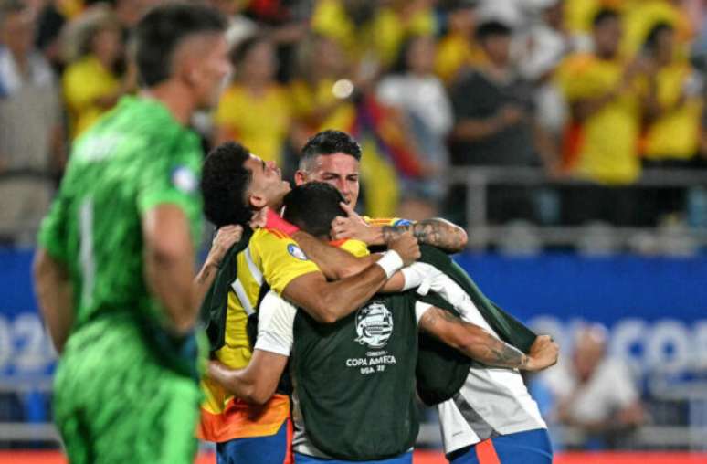 Luis Diaz e James Rodriguez se abraçam. Colômbia na final da Copa América