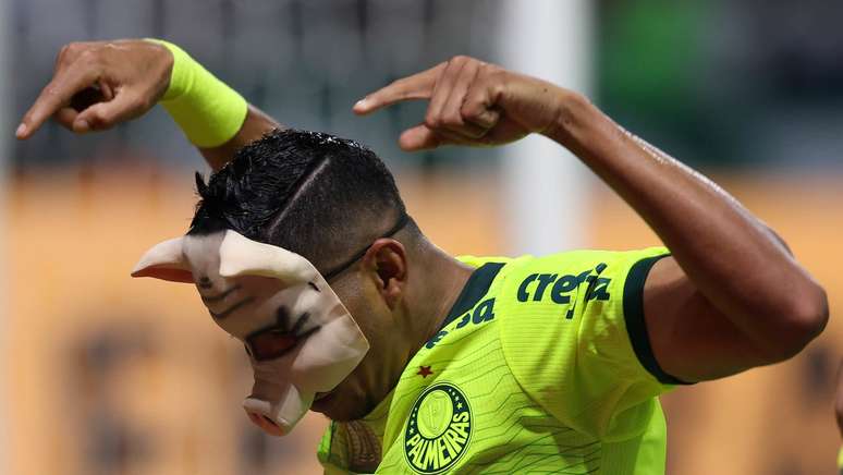 Rony celebra último gol do Palmeiras no Allianz Parque antes do jogo 300