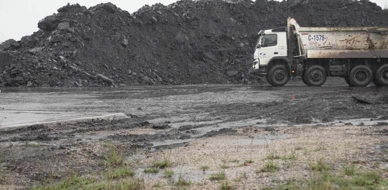 Caminhão faz o transporte do carvão mineral que será utilizado por uma das usinas termelétricas instaladas em Candiota. Carvão é o combustível fóssil que mais emite CO₂